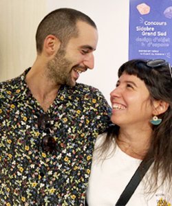 Exposition des lauréats du concours Sidobre Grand Sud : portrait devant l'affiche du concours