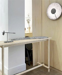 Cadran exposé au mur, au-dessus d'une console, à la Design Week Factory