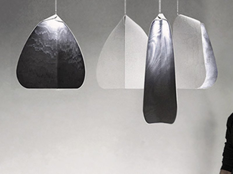 Suspensions Ailes en forme de feuilles, tissus moirés noirs et blancs