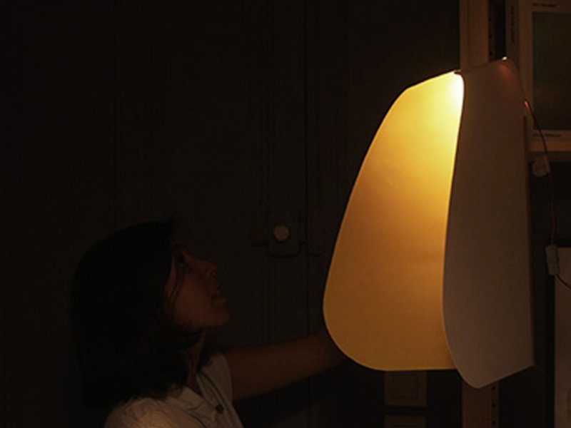 Suspension Ailes diffusant une lumière chaude dans l'obscurité