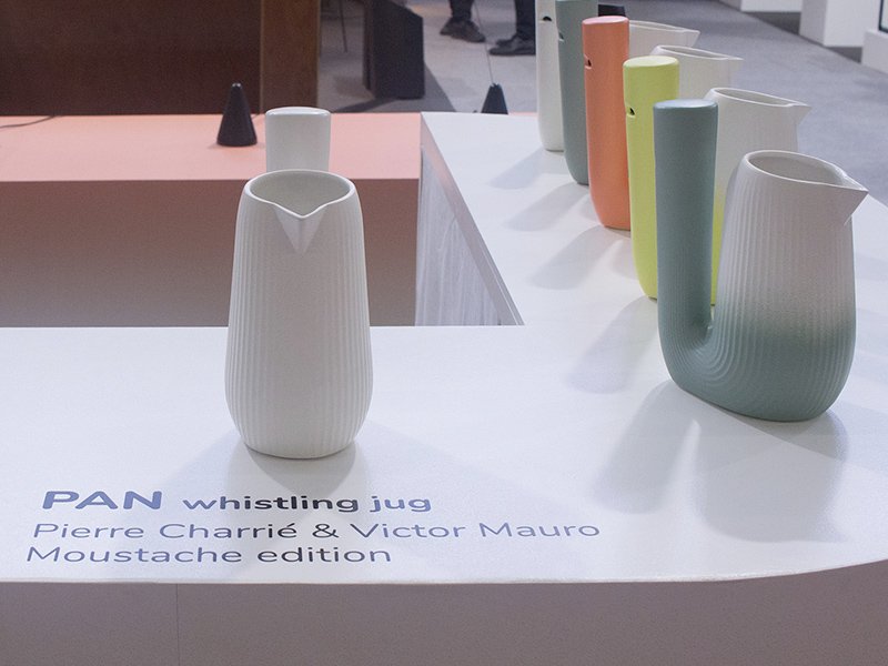 Carafes Pan sur le bar du stand, cartel « PAN whistling jug, Pierre Charrié & Victor Mauro, Moustache edition »