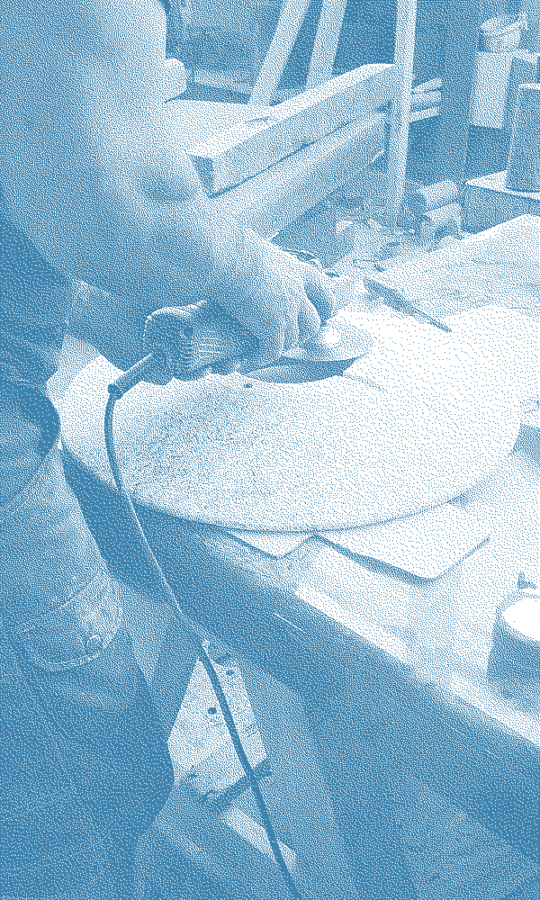Ponçage du disque de granit à la meuleuse, à l'atelier