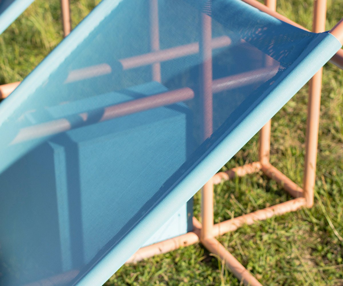 Détail de la toile bleue tendue sur la structure en tubes