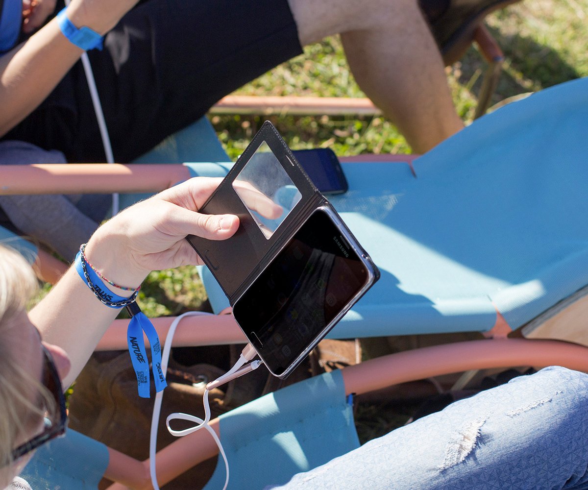 Festivalier allongé qui recharge son téléphone sur Pédalo dynamo