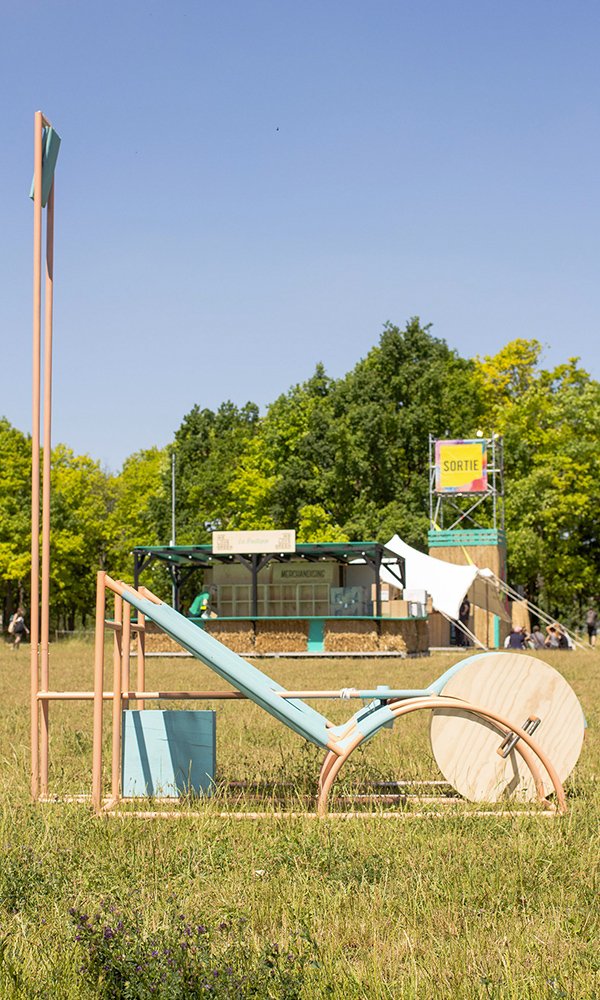 Pédalo dynamo de profil, sur la pelouse du festival