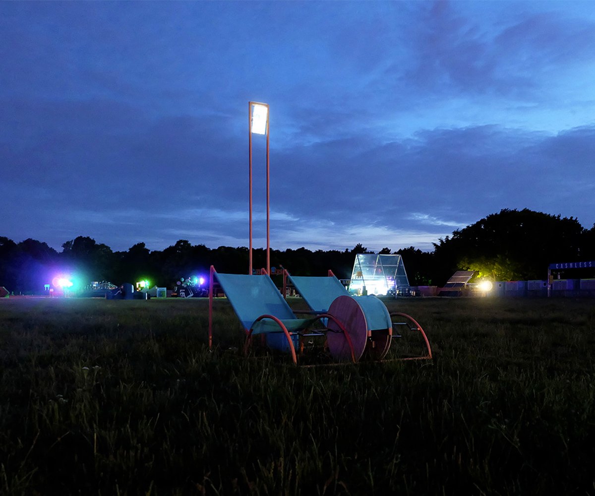 Pédalo dynamo éclairé, la nuit, sur la pelouse du festival