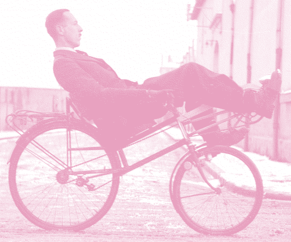 Photo d'archive : homme sur un vélo couché
